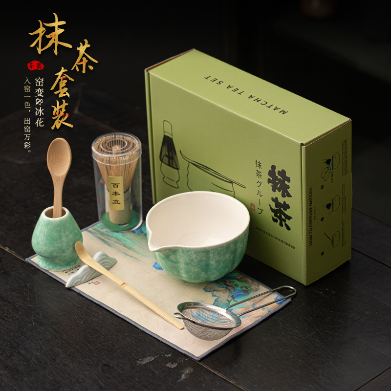 Bộ tám món trà đạo kiểu Nhật với matcha hoa đá nung trong lò, bát trà bằng gốm, dụng cụ đánh trà, phụ kiện lọc trà.