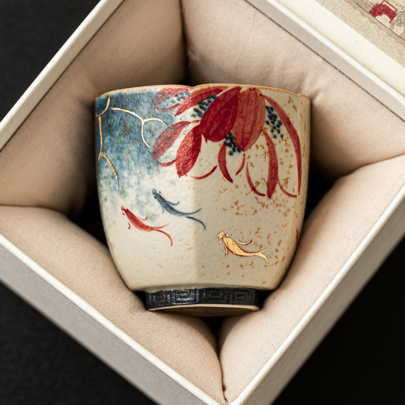 Nhà máy màu xanh và trắng, đá lửa đỏ, cốc chủ cao cấp, vẽ tay vàng, hoa sen, cá koi, cốc trà gốm sứ, cốc trà