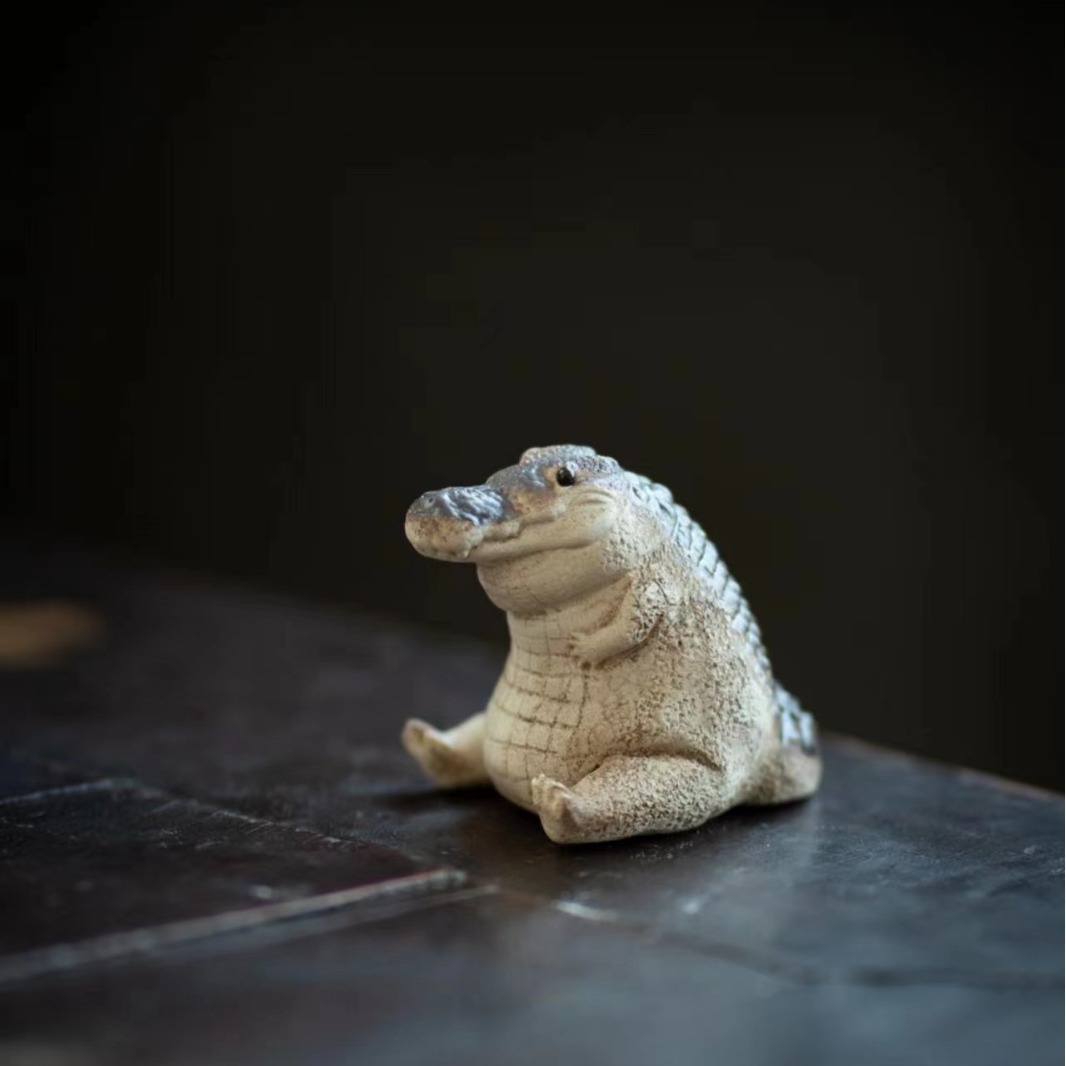 Bán buôn vật nuôi trà cát tím Nghi Hưng đồ trang trí thủ công cá sấu bé có thể nuôi trà may mắn chơi bàn trà trang trí bàn trà