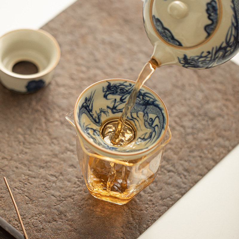 Bộ lọc trà họa tiết rồng trắng xanh Bộ lọc trà lọc trà lưới lọc trà một khối gốm sứ phụ kiện trà đạo Kung Fu