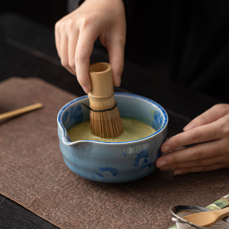 Bộ bốn món đồ dùng pha trà bằng gốm sứ matcha hoa băng với men nung trong lò, bát trà và dụng cụ đánh trà trong lễ trà thời nhà Tống.