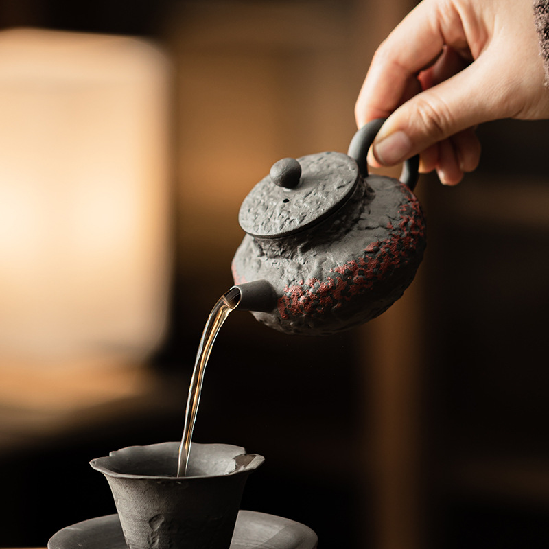 Ấm trà cổ điển bùn đá cũ ấm cầm tay gốm thô ấm vuông dụng cụ pha trà gia dụng lỗ bóng lọc dụng cụ pha trà Kung Fu ấm đơn