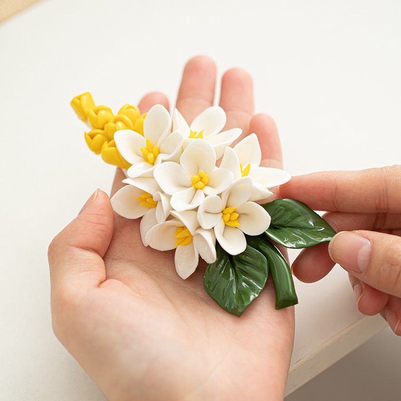 Trang trí hoa gốm bằng tay thơm ngọt