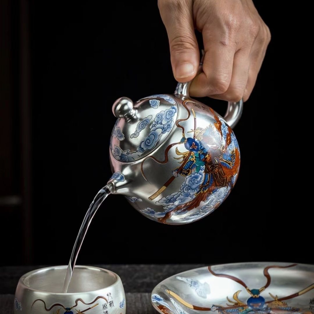 Bộ ấm chén bạc cao cấp Trung Quốc phong cách Kung Fu, gồm 1 ấm và 2 chén, mạ vàng, thương hiệu Chu Hồng Kiệt.