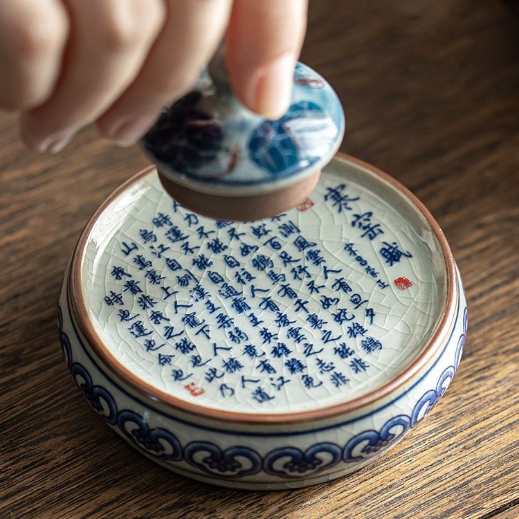 Chân phong cách cổ điển màu xanh và trắng thư pháp nắp ấm đất sét Tím cũ bằng đất sét gốm sứ giá đỡ cốc trà lót cốc trà Phụ Kiện Bộ trà