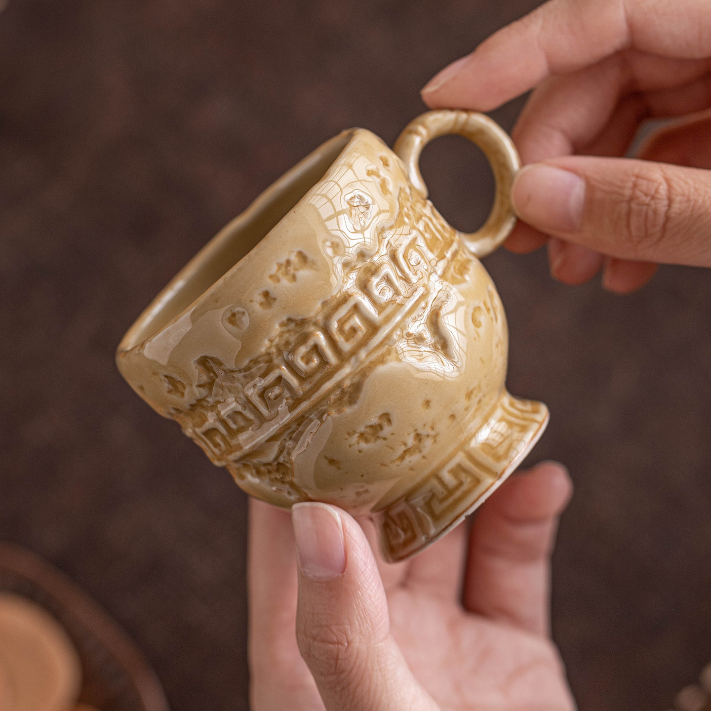 Nhà máy Yue Kiln Celadon Master Cup Bộ ấm trà gốm sứ cổ điển Kung Fu Cup Teacup Gold Rhyme Cao Chân Cốc Trà