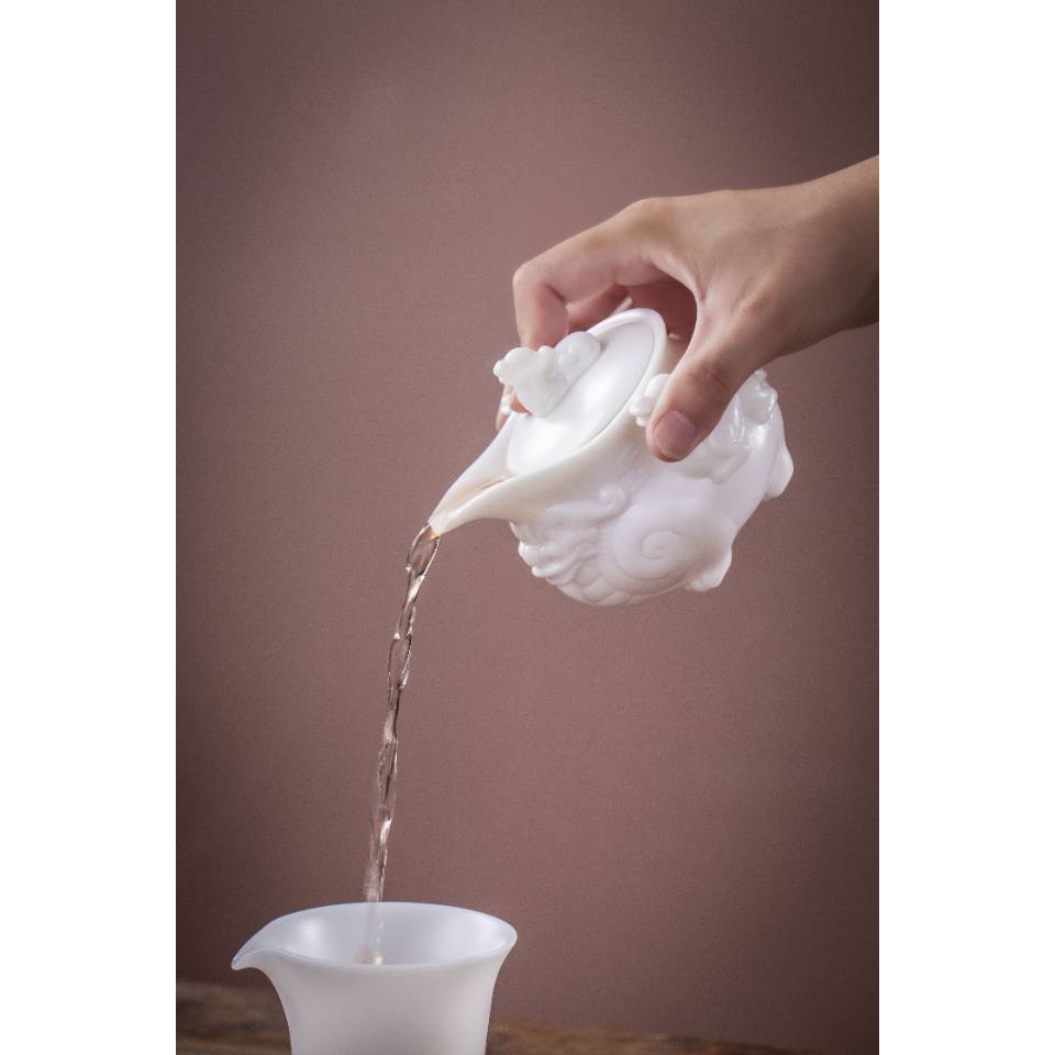 Dehua Sứ trắng Guo Zhibao Jadeite Sứ không tráng men Pixiu Bình cầm tay Bình trà lớn chống bỏng cao cấp.