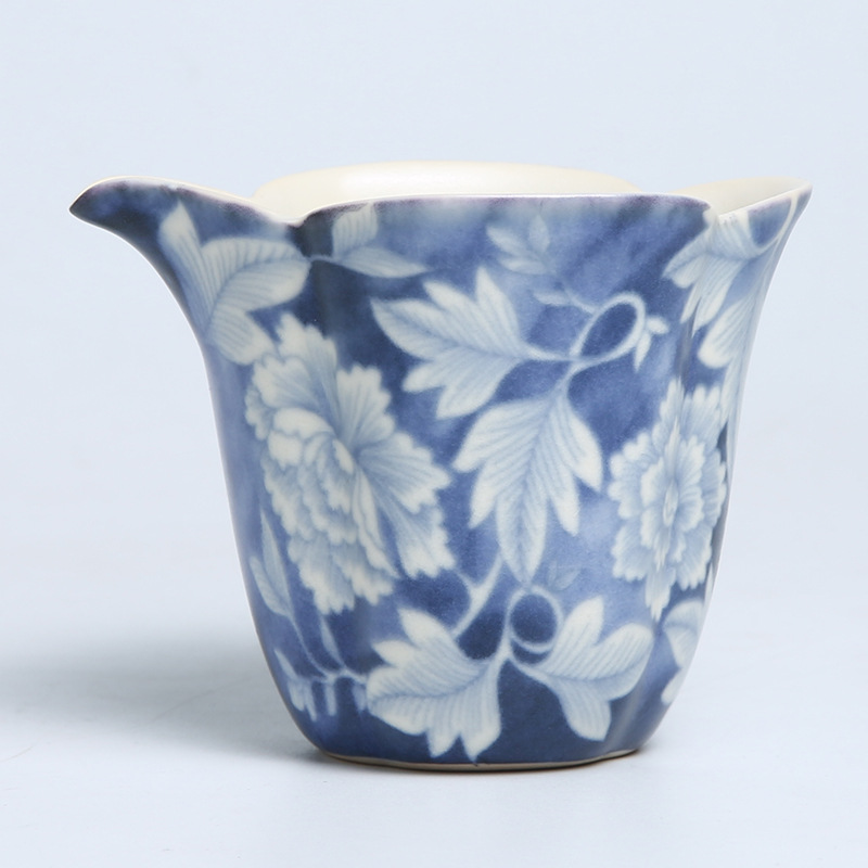 Cốc công bằng gốm sứ màu xanh và trắng Yuan cổ