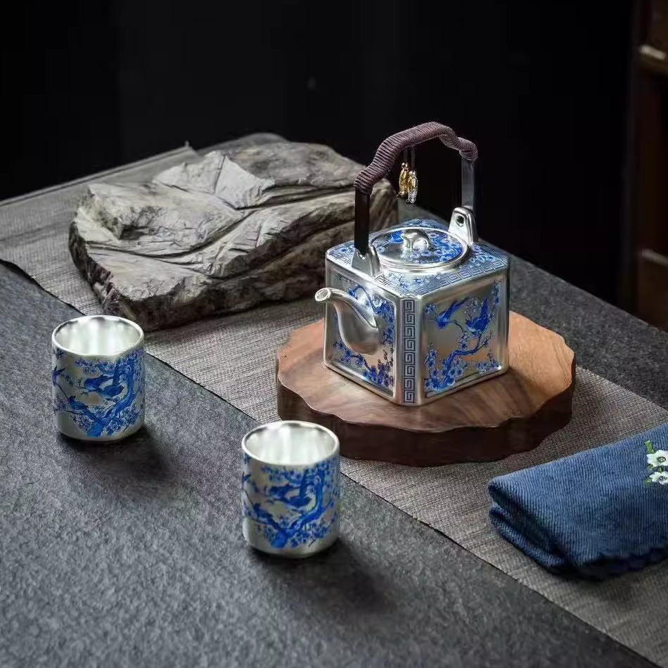 Bộ ấm chén bạc nguyên chất 999 mạ vàng, gồm 1 ấm và 2 chén, làm quà tặng doanh nghiệp, hộp quà tặng kèm cốc nước.