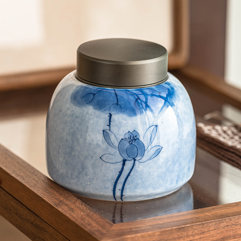 Lọ trà sứ trắng hoa sen xanh vẽ tay lọ kín bảo quản trà cao cấp cao cấp lọ gốm sứ cầm tay