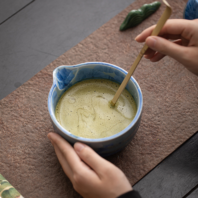 Bộ bốn món đồ dùng pha trà bằng gốm sứ matcha hoa băng với men nung trong lò, bát trà và dụng cụ đánh trà trong lễ trà thời nhà Tống.