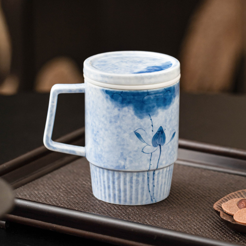 Cốc sứ nhuộm mực vẽ tay cực kỳ trơn, cốc nước có nắp gốm hoa văn dọc, hoa sen xanh, cốc nước văn phòng Trung Quốc, cốc uống trà