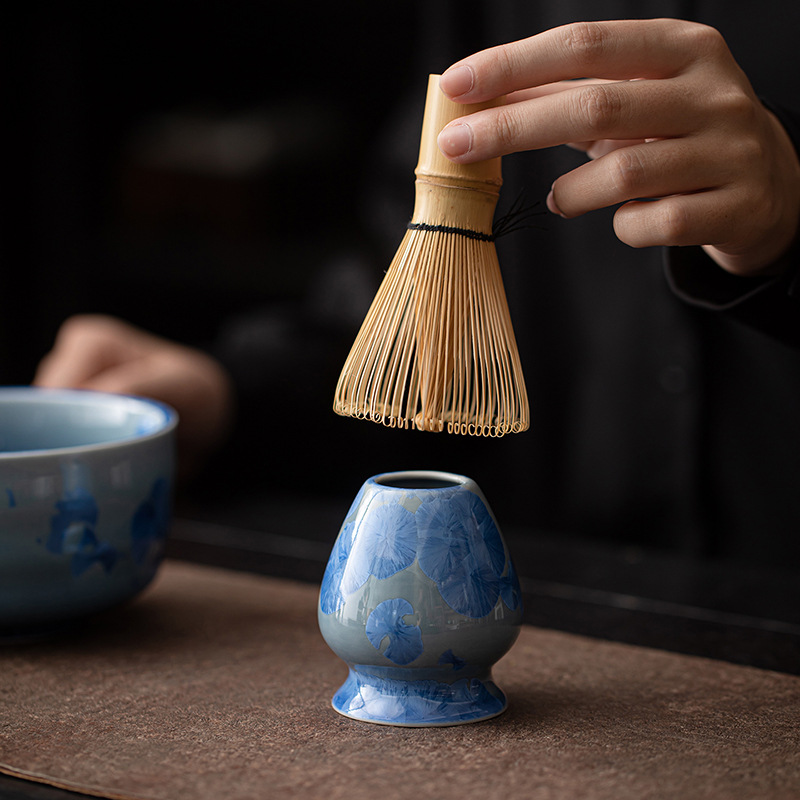 Bộ bốn món đồ dùng pha trà bằng gốm sứ matcha hoa băng với men nung trong lò, bát trà và dụng cụ đánh trà trong lễ trà thời nhà Tống.