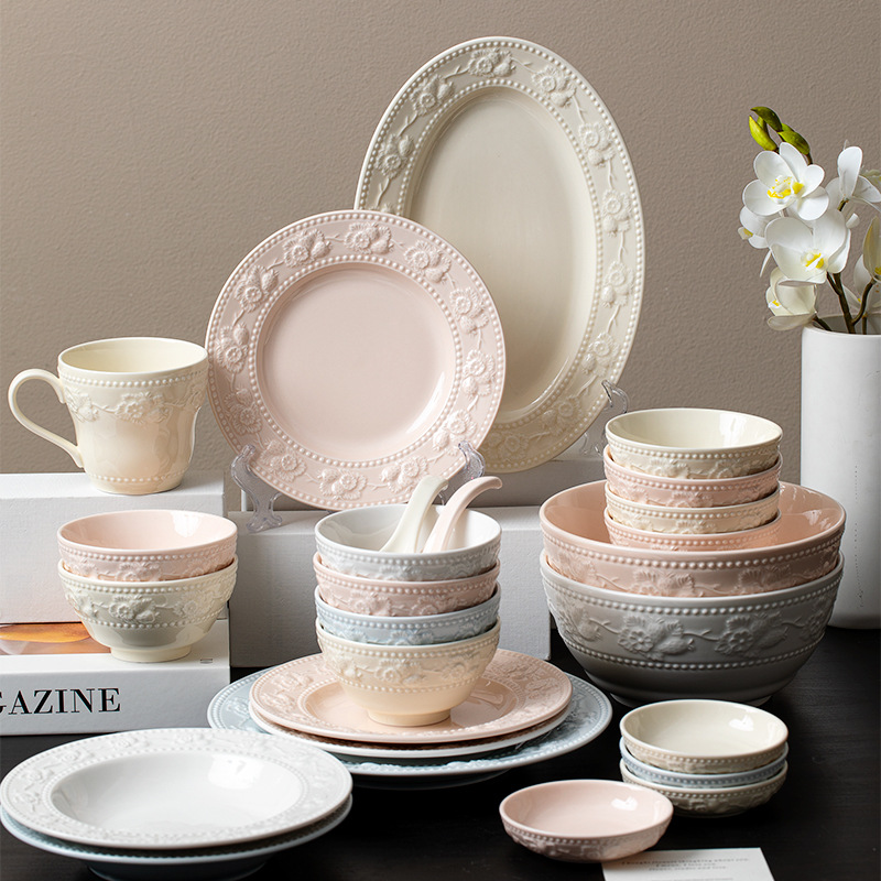 Bộ đồ ăn gốm sứ chạm nổi dâu tây Bộ đồ ăn bát cơm bát đĩa món canh gia dụng Bộ đồ ăn sang trọng nhẹ cao cấp