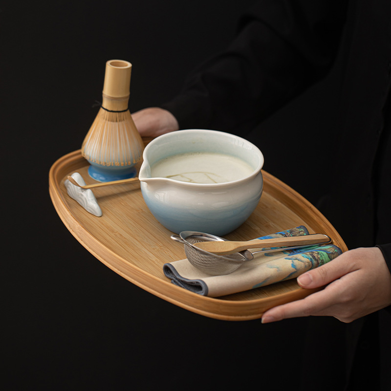 Bộ dụng cụ pha trà matcha gốm sứ 8 món, gồm chén trà, dụng cụ đánh matcha, giá đỡ, bộ lọc, và phụ kiện hoàn chỉnh.