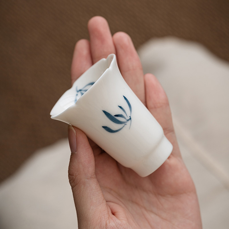 Vẽ tay bướm hoa lan cốc chân nhỏ cốc hương thơm cốc gốm sứ Kung Fu cốc chủ sở hữu cốc Đức Hoa bộ trà sứ trắng cốc trà