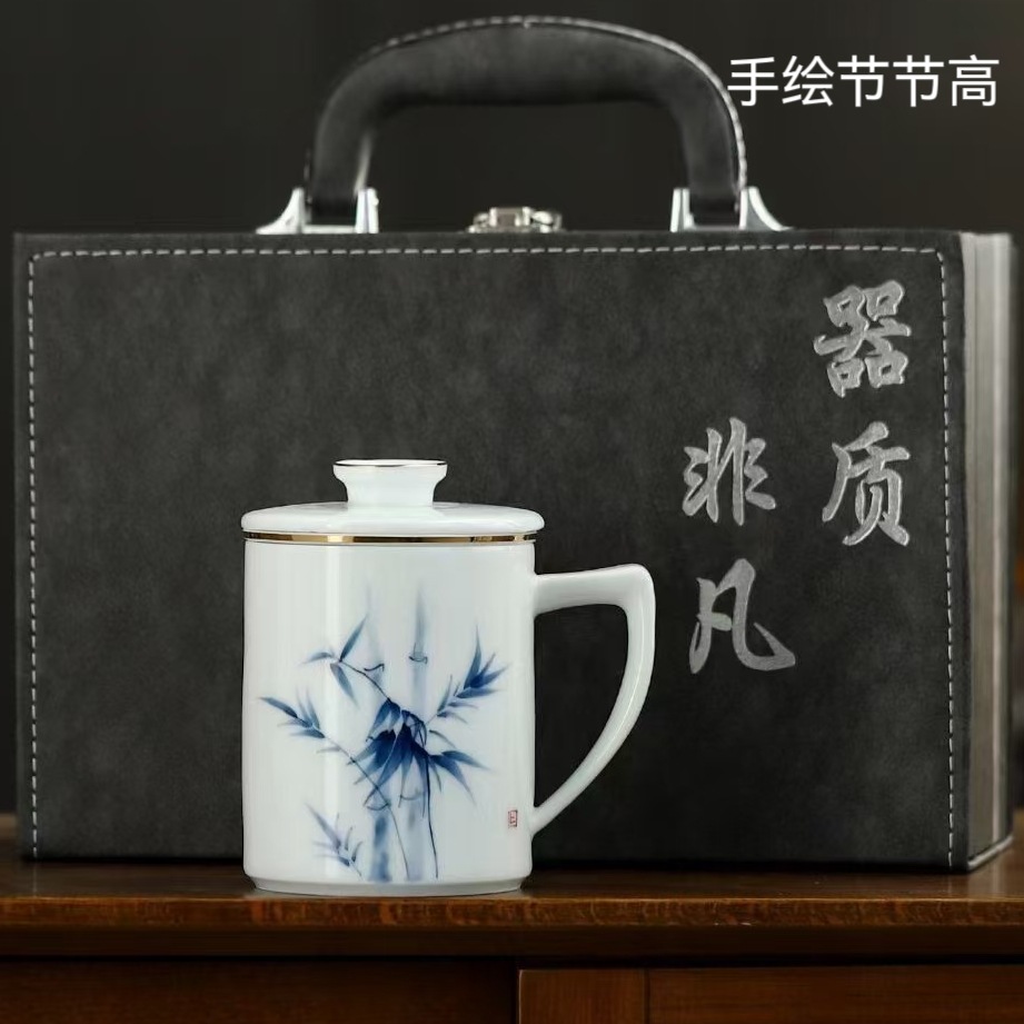 Cốc nước gốm có nắp, cốc trà sứ trắng xanh, cốc văn phòng vẽ tay cá nhân, quà tặng thiết thực