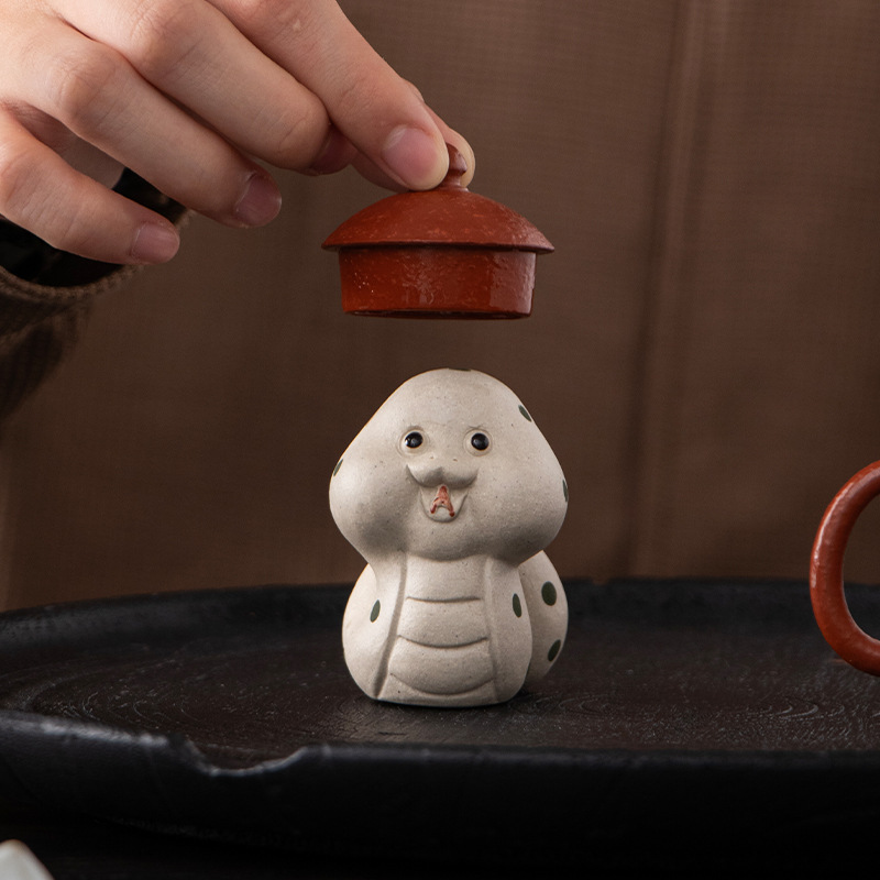 Yixing quặng thô tử sa trà vật nuôi rắn hoàng đạo rắn sáng tạo dễ thương bàn trà bàn trà bàn trà đồ trang trí chơi trà