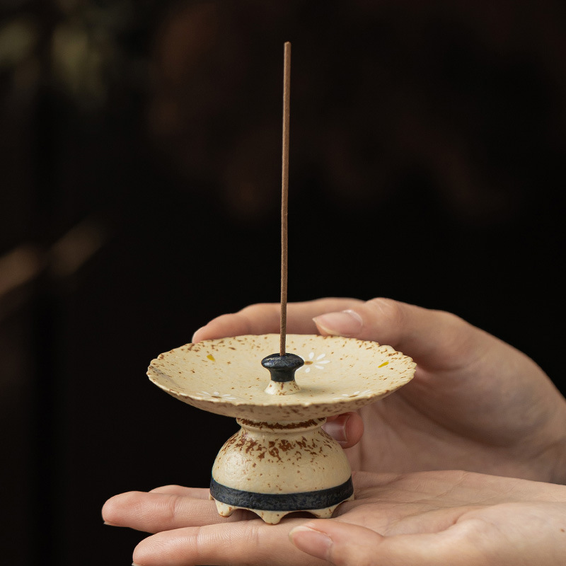 Đế lư hương bằng sứ đỏ màu xanh và trắng chạm khắc vàng vẽ tay ổ cắm hoa cúc nhỏ phụ kiện trà đạo chống tro trong nhà