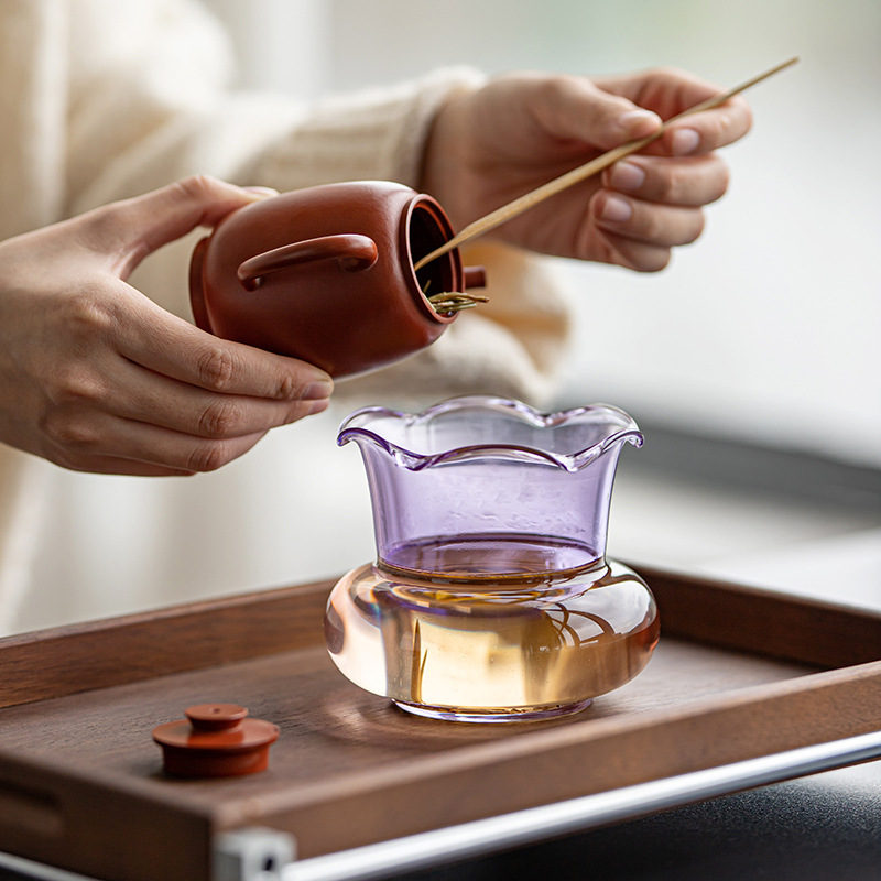 Bàn trà nhỏ bằng kính, bình đựng nước thải trà, xô đựng cặn trà, bình chứa nước lớn, chậu nước, dụng cụ rửa trà, phụ kiện trà đạo