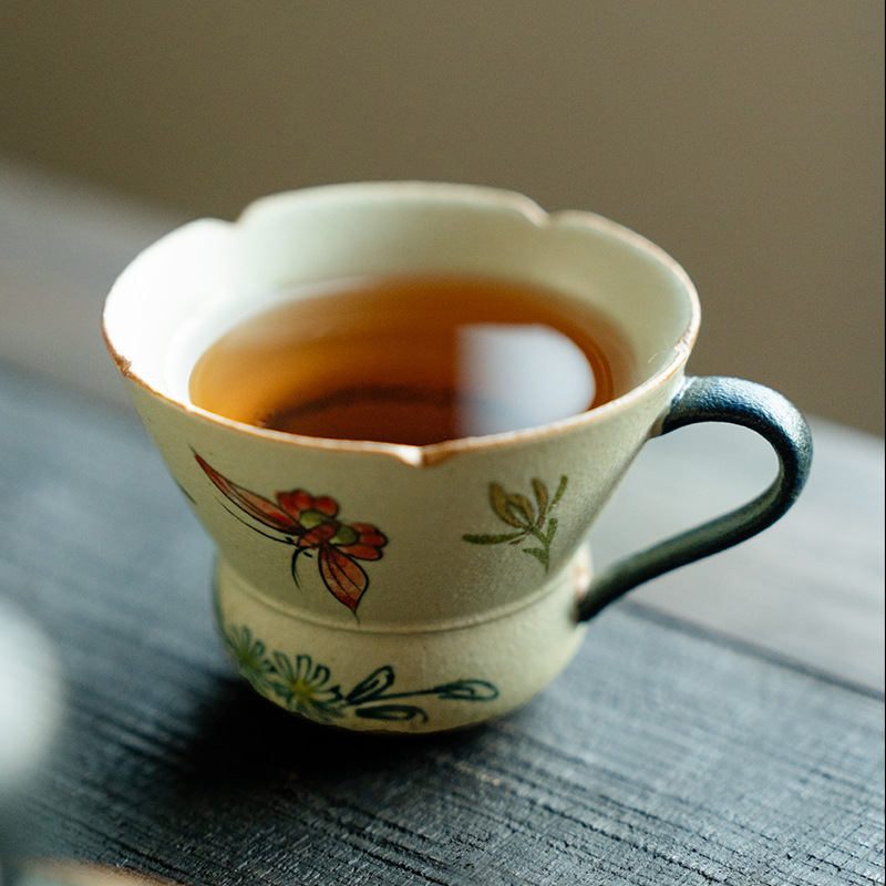 Cốc gốm sứ đỏ đá lửa trắng xanh chạm khắc vàng tinh khiết vẽ tay hoa lan bướm phong cách retro cốc trà chủ nhân cốc phong cách Trung Quốc