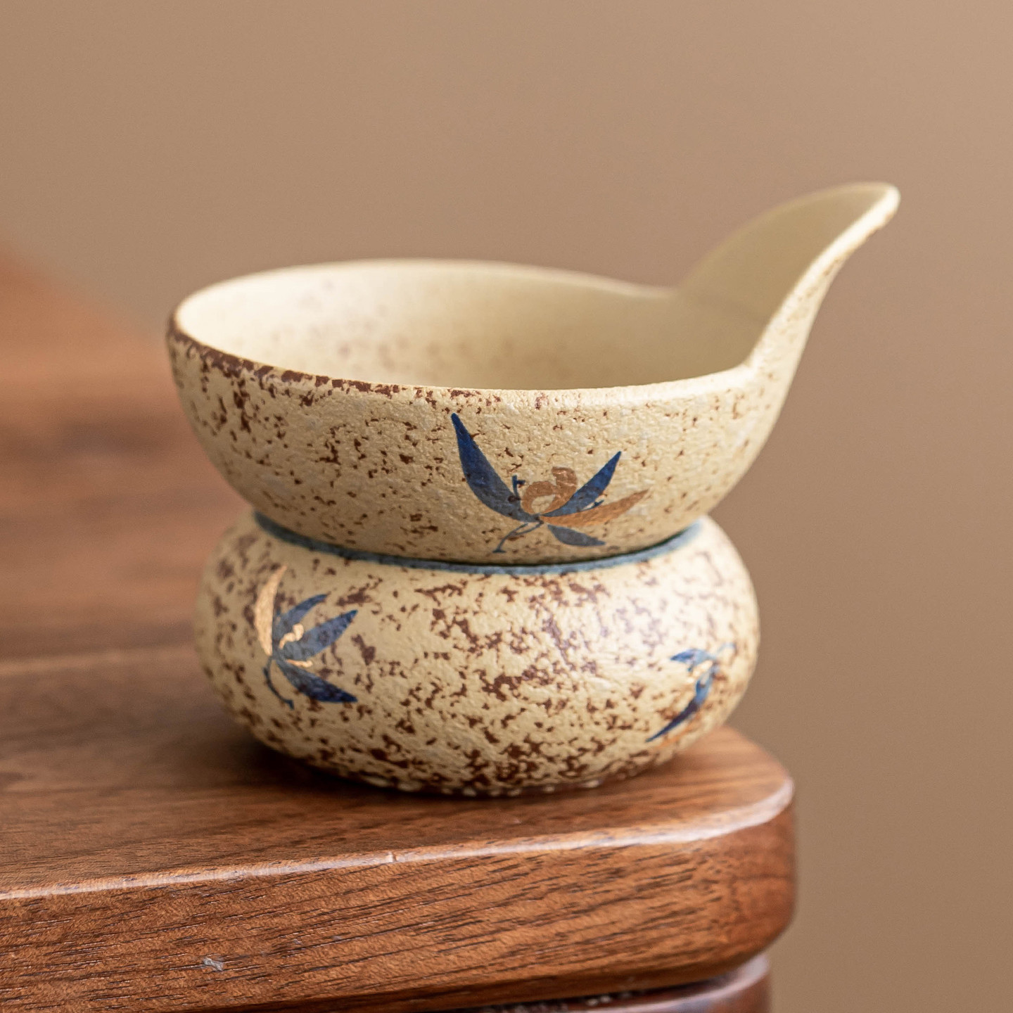 Bộ lọc trà đá lửa trắng xanh Bộ lọc trà hoa lan hồ điệp Bộ lọc trà gốm sứ Bộ lọc trà đơn Trung Quốc