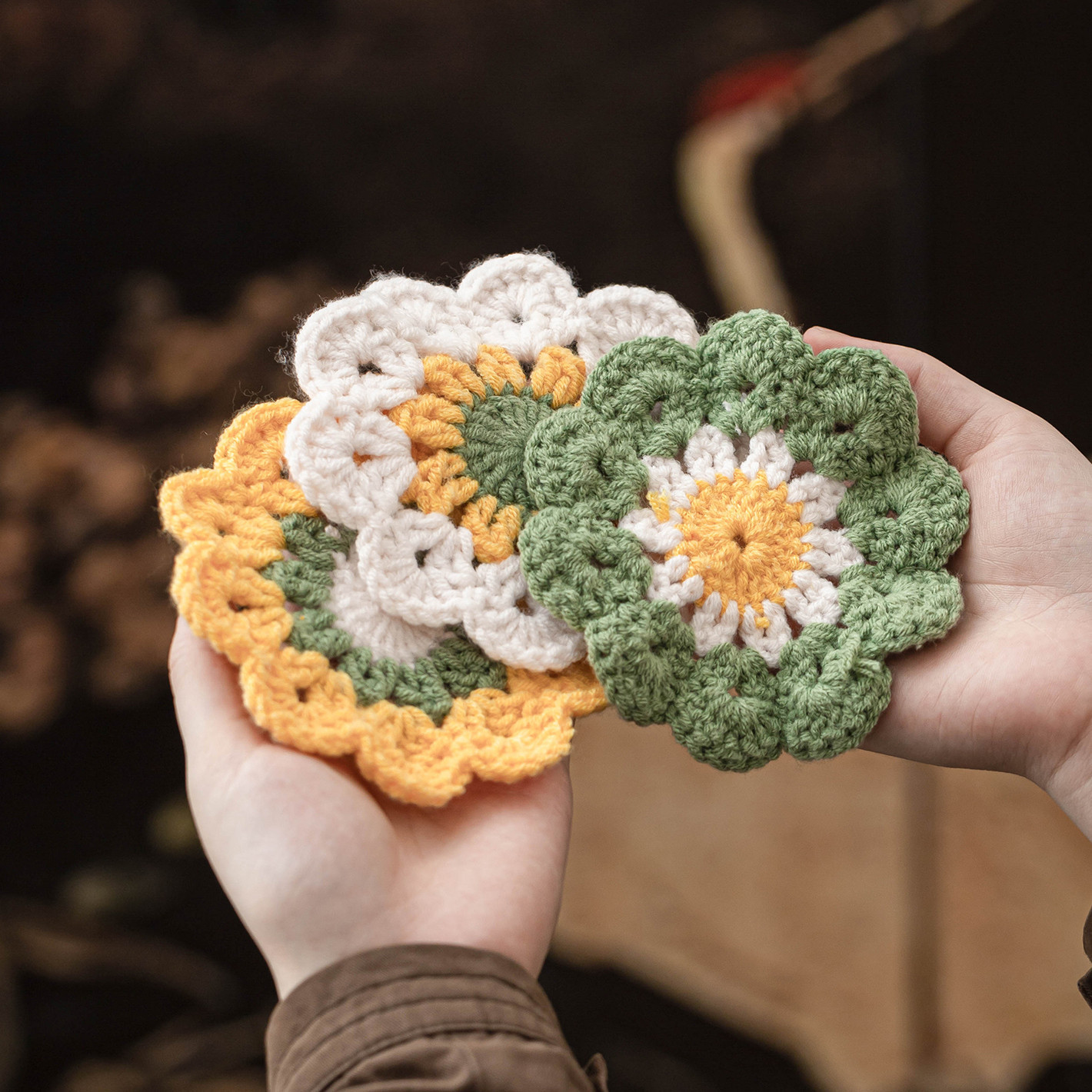 Lót cốc trà sợi len đan móc Lót cốc lót cách nhiệt hoa nhỏ lót bàn gia dụng phụ kiện trà đạo đơn giản tươi mới một chiếc