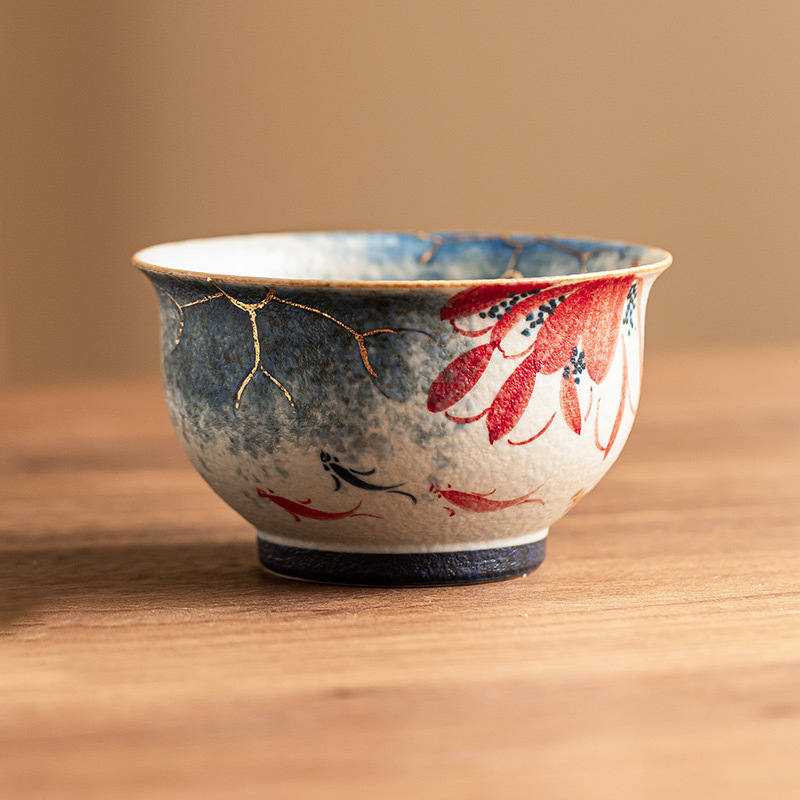 Nhà máy màu xanh và trắng, đá lửa, cốc chủ sở hữu gốm sứ đỏ, vẽ tay vàng, hoa sen vần, cá koi, tách trà, hộp quà