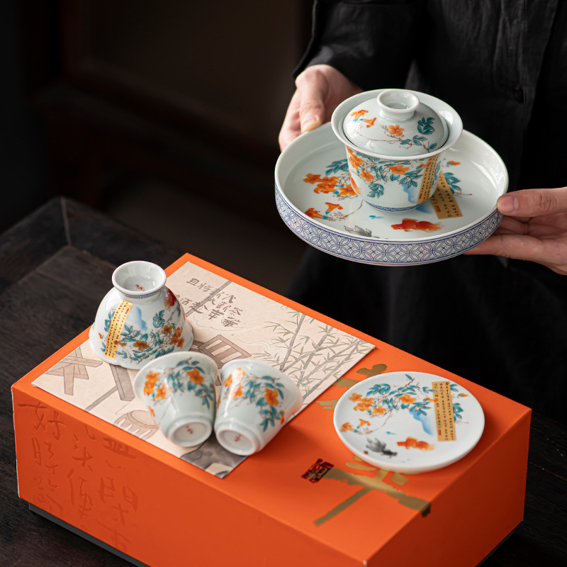 Bộ ấm chén trà gốm sứ cao cấp phong cách retro màu xanh trắng, họa tiết cá, kiểu dáng sang trọng, thích hợp làm quà tặng cao cấp, dùng trong văn phòng, lễ tân.