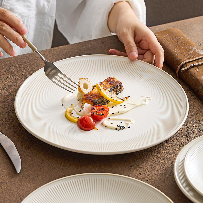 Đĩa màu be, đĩa dùng trong nhà, đĩa nông mang vẻ sang trọng, đĩa sứ cao cấp dùng cho món bò bít tết và món ăn kiểu Tây, đĩa tròn, mẫu mới 2025 dùng để bày món ăn.