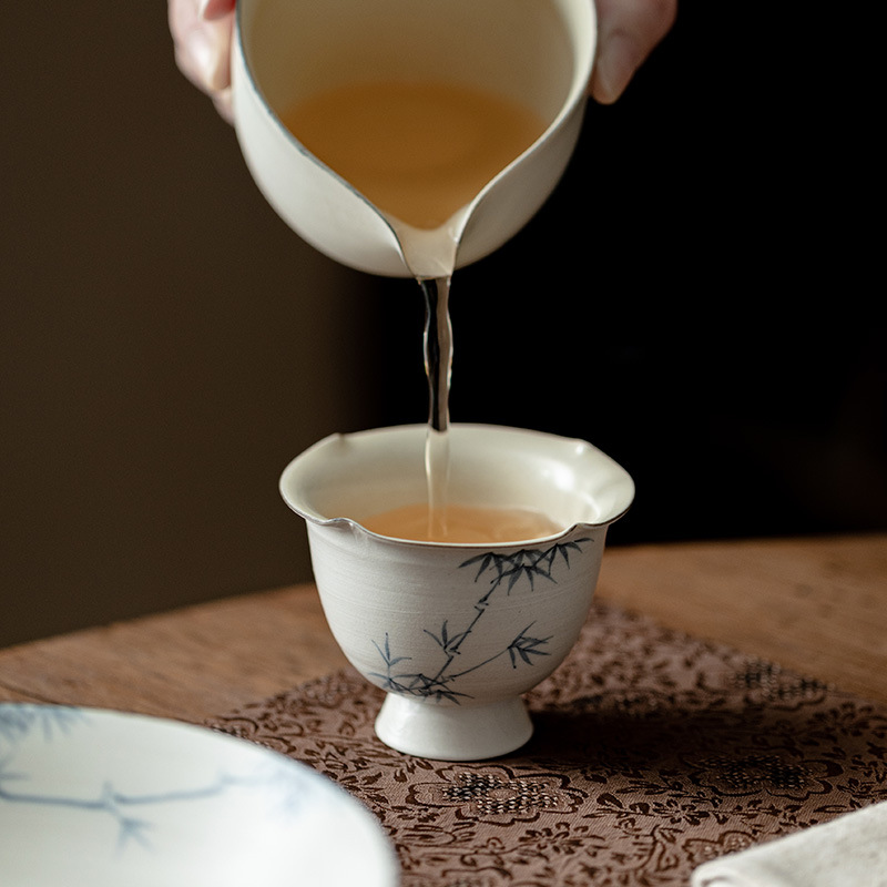 Màu hồng trắng vẽ tay miệng hoa tre cốc chân cao cốc gốm thô wabi phong cách Kung Fu cốc trà nếm trà cốc Chủ Nhỏ cốc đơn