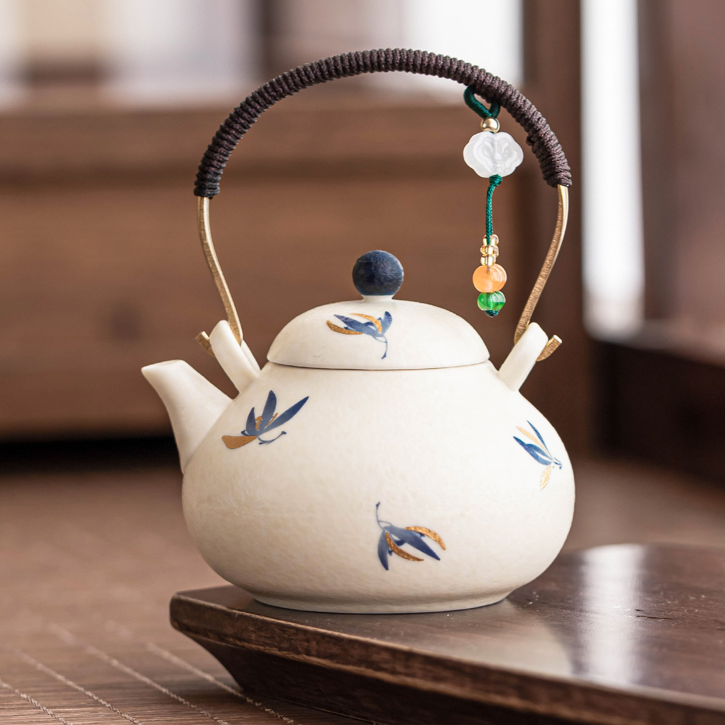 Ấm trà lan hồ điệp vàng vẽ màu trắng mỏ đá ấm trà gốm sứ cao cấp gia dụng ấm trà nhỏ trang nhã ấm đơn