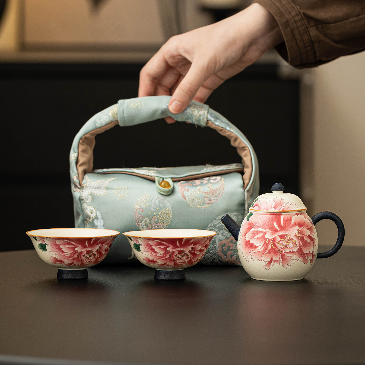 Ấm pha trà trắng mỏ đá, cốc trà, một ấm hai cốc gốm sứ, bộ nhỏ, hoa mẫu đơn sơn vàng, bộ trà du lịch ngoài trời di động