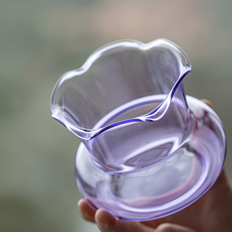 Bàn trà nhỏ bằng kính, bình đựng nước thải trà, xô đựng cặn trà, bình chứa nước lớn, chậu nước, dụng cụ rửa trà, phụ kiện trà đạo