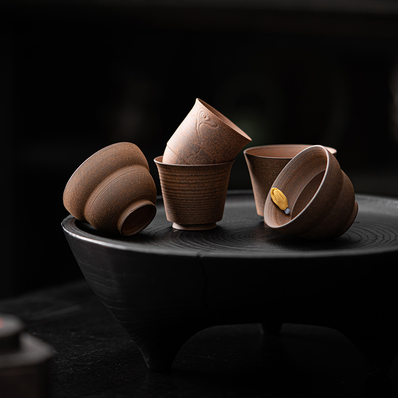 Cốc có mùi thơm từ bùn đá nhào bằng tay