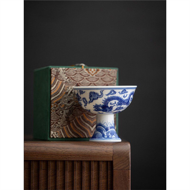 Phong cách Trung Quốc màu xanh và trắng họa tiết rồng cao chân chủ nhân tách trà Kung Fu bộ trà gốm sứ cá nhân hộp quà tặng bán buôn