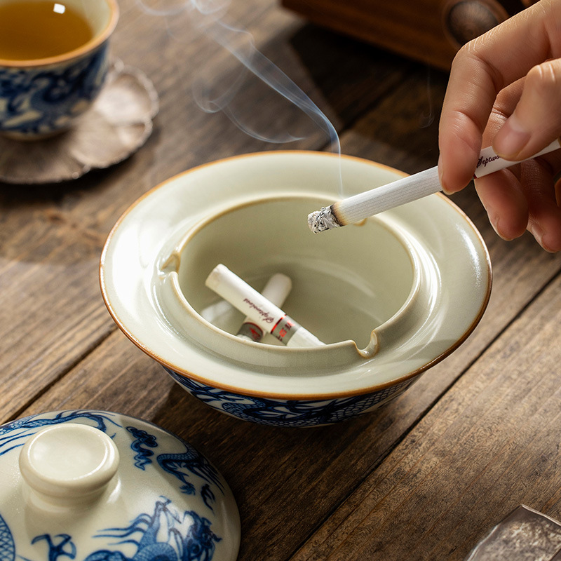Gạt tàn Yuanlong màu xanh và trắng ở Ru Kiln Gạt tàn Trung Quốc chống tro bay cá tính cao cấp có nắp cho phòng khách gia dụng