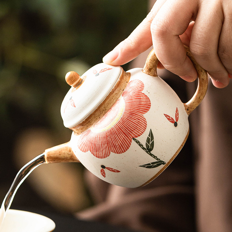 Ấm trà gốm sứ chạm khắc mực dùng trong gia đình để pha trà