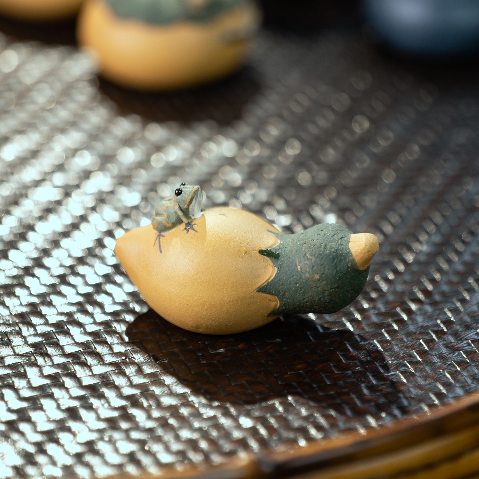 Đồ trang trí thú cưng phun nước cát tím bán buôn, thú cưng pha trà mini sáng tạo, đồ chơi pha trà, khay trà, đồ trang trí bàn trà nghệ thuật