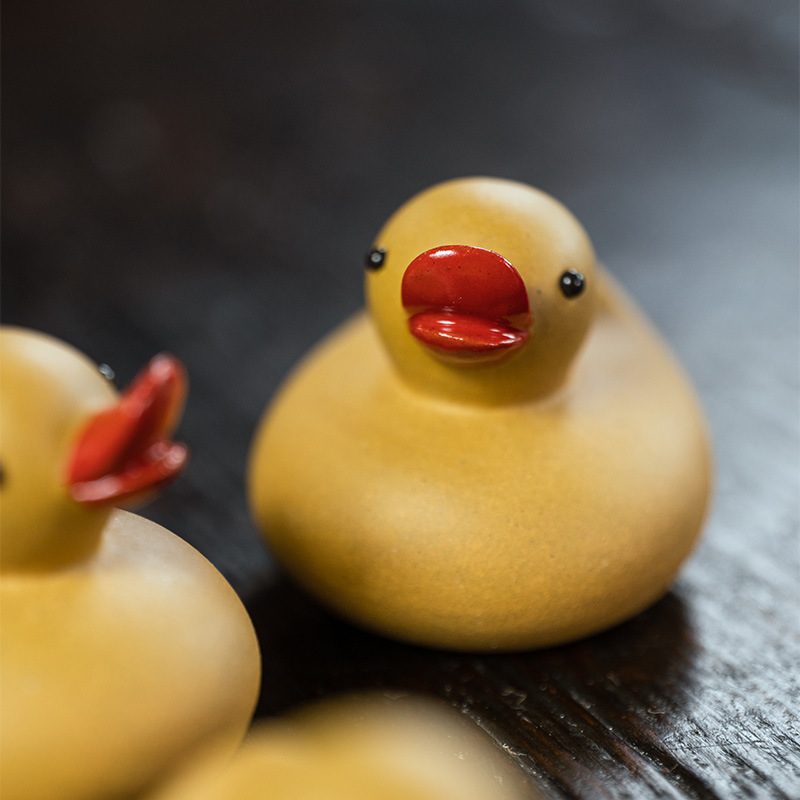 Đồ trang trí thú cưng trà vịt vàng nhỏ bằng đất sét màu tím cát thô Yixing Đồ Thủ công mỹ nghệ chơi trà vịt có thể nuôi động vật sáng tạo