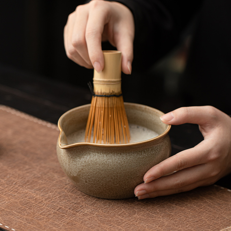 Bát matcha nung trong lò kiểu Nhật có giá đỡ đánh bọt và khuấy trà, bộ ấm trà bằng gốm thời nhà Tống, giá đựng bàn chải trà, phụ kiện trà.
