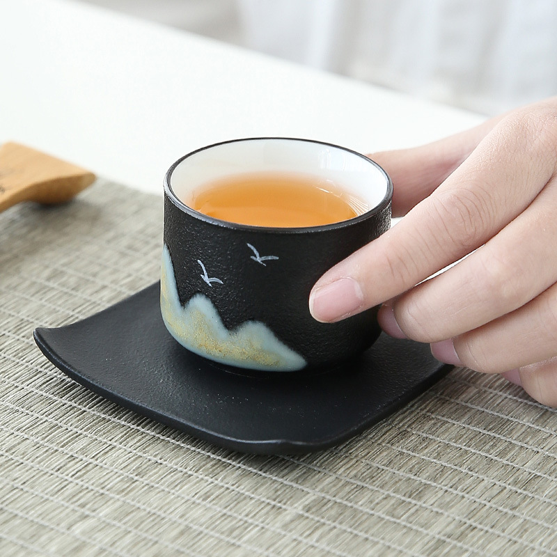 Đế cốc trà gốm đen Đế cốc trà đạo Kung Fu gốm thô sáng tạo đế cốc trà cách nhiệt nguyên khối Phụ kiện Khay trà Kung Fu