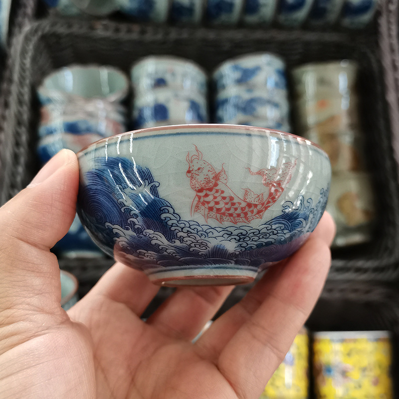 Cốc sứ cổ điển cao cấp họa tiết cá Koi, men xanh trắng, vẽ tay, chất liệu gốm Jingdezhen, kiểu dáng Kungfu.