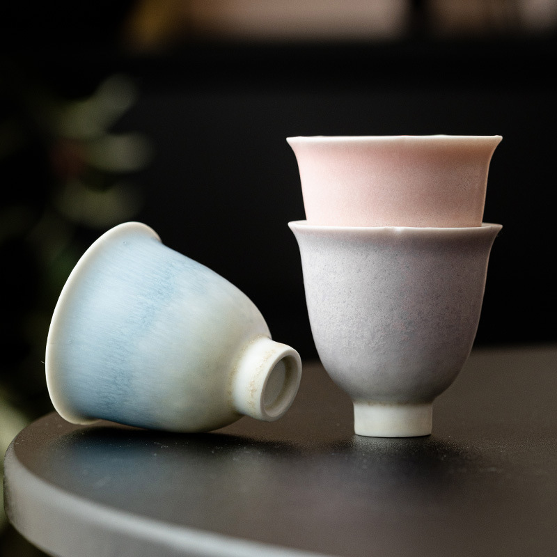 Cốc chủ nhân biến đổi lò Macaron màu tím quyến rũ chân cao hoa thần cốc trà cốc trà gốm sứ gia dụng cốc trà bộ trà Kung Fu