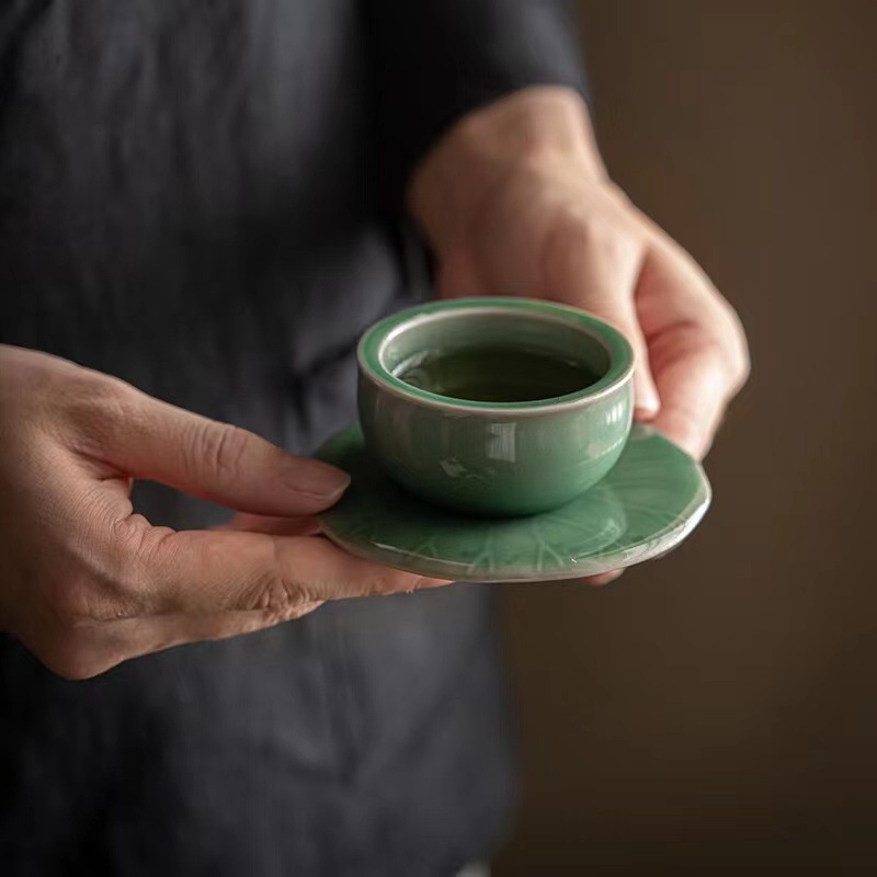 Đế lót ly chạm khắc hình bóng màu xanh ngọc, bộ ấm trà kung fu cổ điển kiểu Trung Quốc, khay trà thủ công, giá đỡ cốc hình lá sen bằng gốm, đồ gốm Dehua lấy cảm hứng từ Thiền.