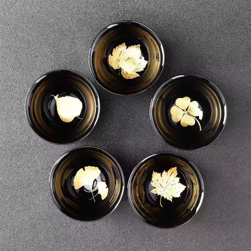 Cốc sứ chính với men vàng đen, cốc trà kung fu lá vàng, cỏ bốn lá, ngân hạnh, lá phong, lá bồ đề.