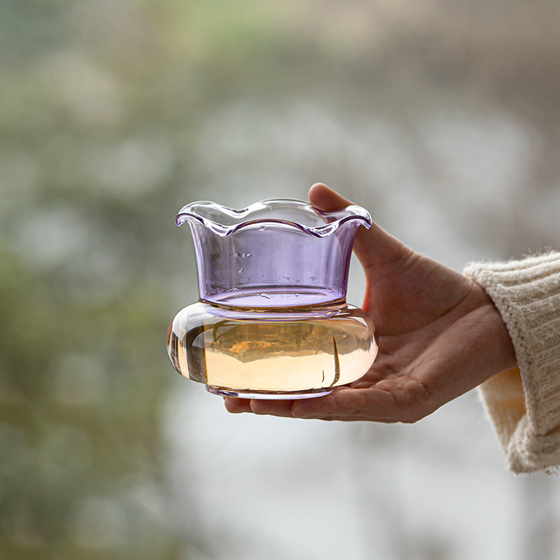 Bàn trà nhỏ bằng kính, bình đựng nước thải trà, xô đựng cặn trà, bình chứa nước lớn, chậu nước, dụng cụ rửa trà, phụ kiện trà đạo