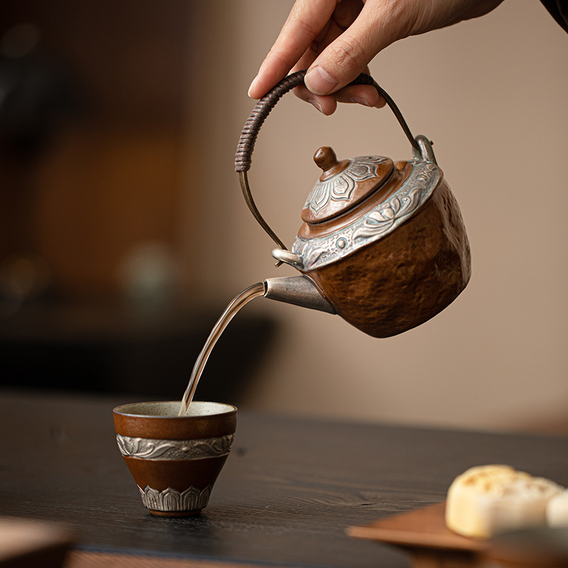 Ấm trà mạ bạc cổ phong cách Trung Quốc ấm trà gốm sứ gia dụng ấm tay cầm chùm dụng cụ trà Kung Fu ấm trà lọc lỗ bóng ấm đơn