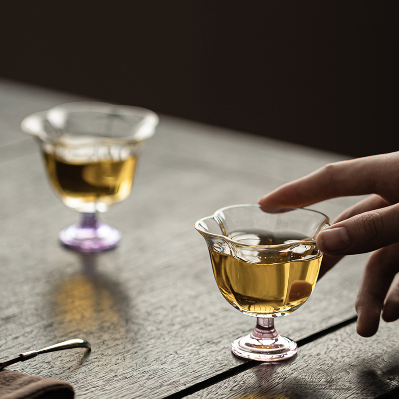 Cốc trà chân cao thủy tinh borosilicat cốc chủ bộ trà Kung Fu kiểu Trung Quốc cốc trà chịu nhiệt gia dụng cốc trà trong suốt