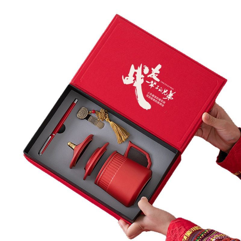 Quà lưu niệm cho các cựu chiến binh xuất sắc